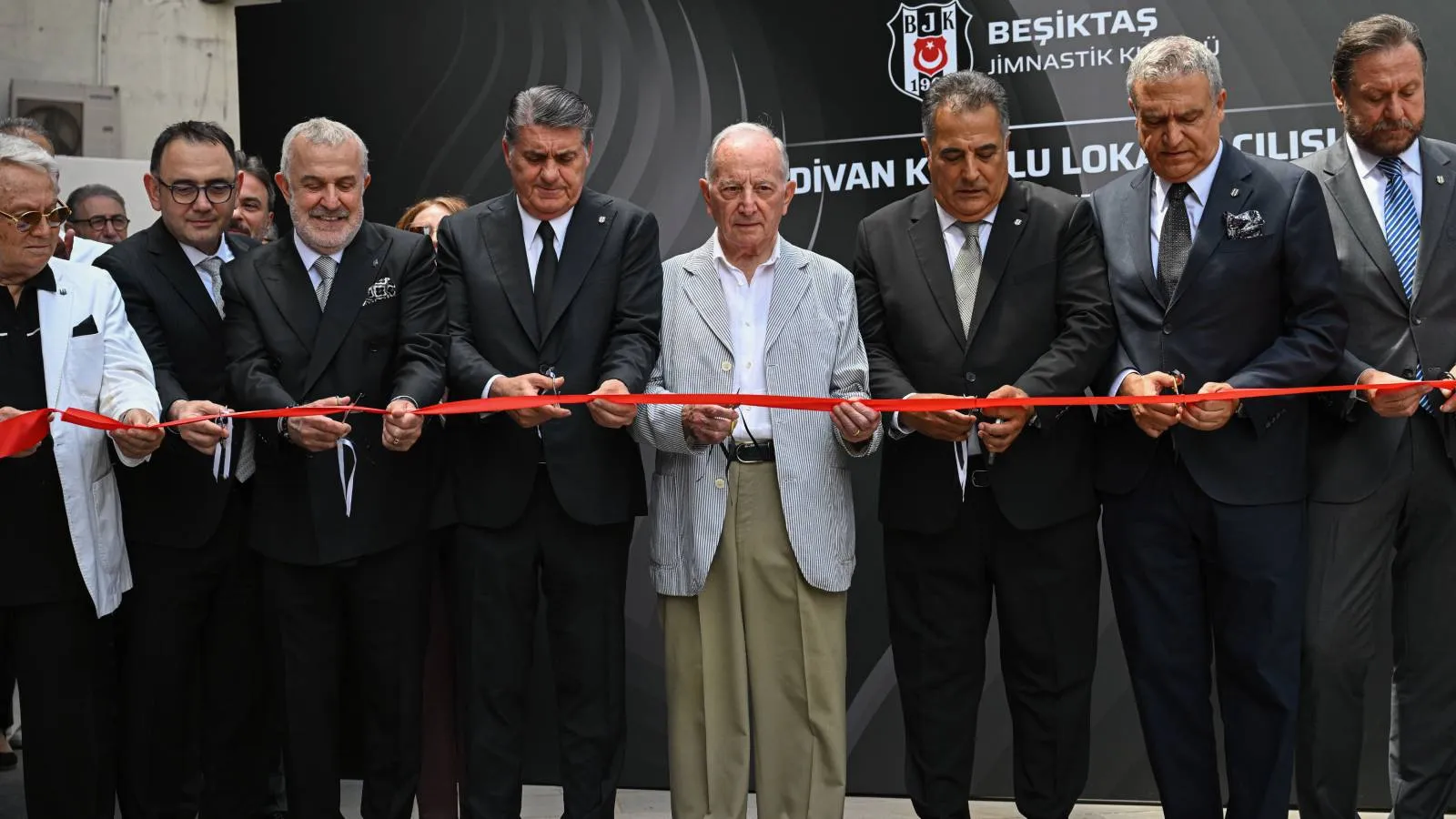 Beşiktaş Divan Kurulu Lokali'nin açılışında Serdal Adalı ve Ahmet Ürkmezgil'den açıklama