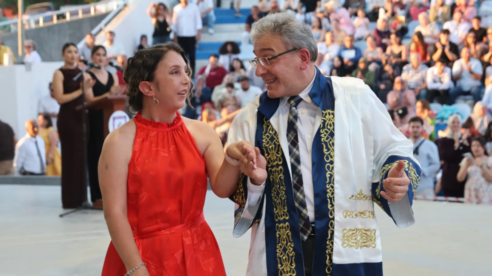Annesinin gözleriyle engelleri aştı, üniversiteden mezun oldu