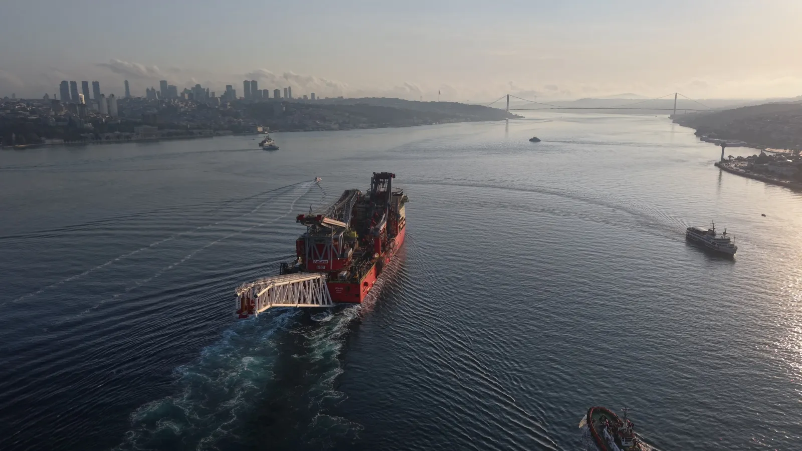 İtalya'dan gelen dev boru döşeme gemisi İstanbul Boğazı'nı geçti