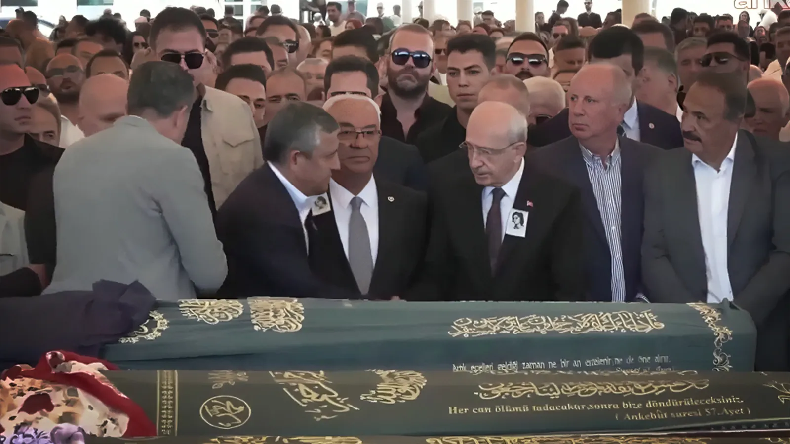 Özgür Özel ve Kemal Kılıçdaroğlu aynı karede: İkili, Olcay Baykal’ın cenazesinde tokalaştı