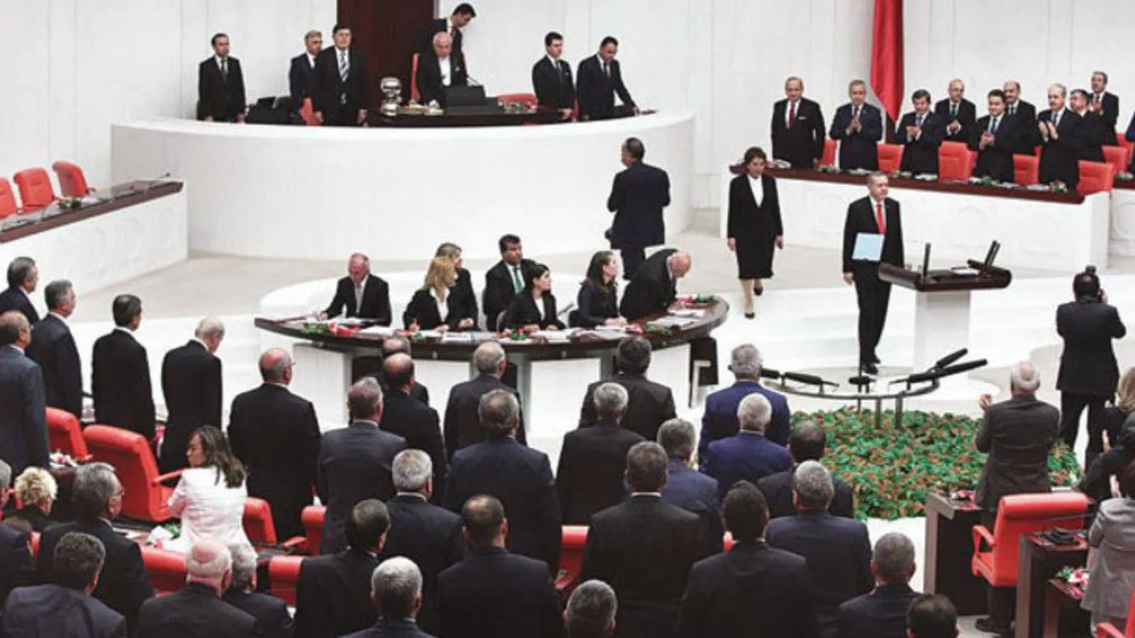 "Erdoğan karşısında ayağa kalkmazdık" diyen Kılıçdaroğlu'na eski milletvekilinden arşivli yanıt: En önde, ayakta karşılamış