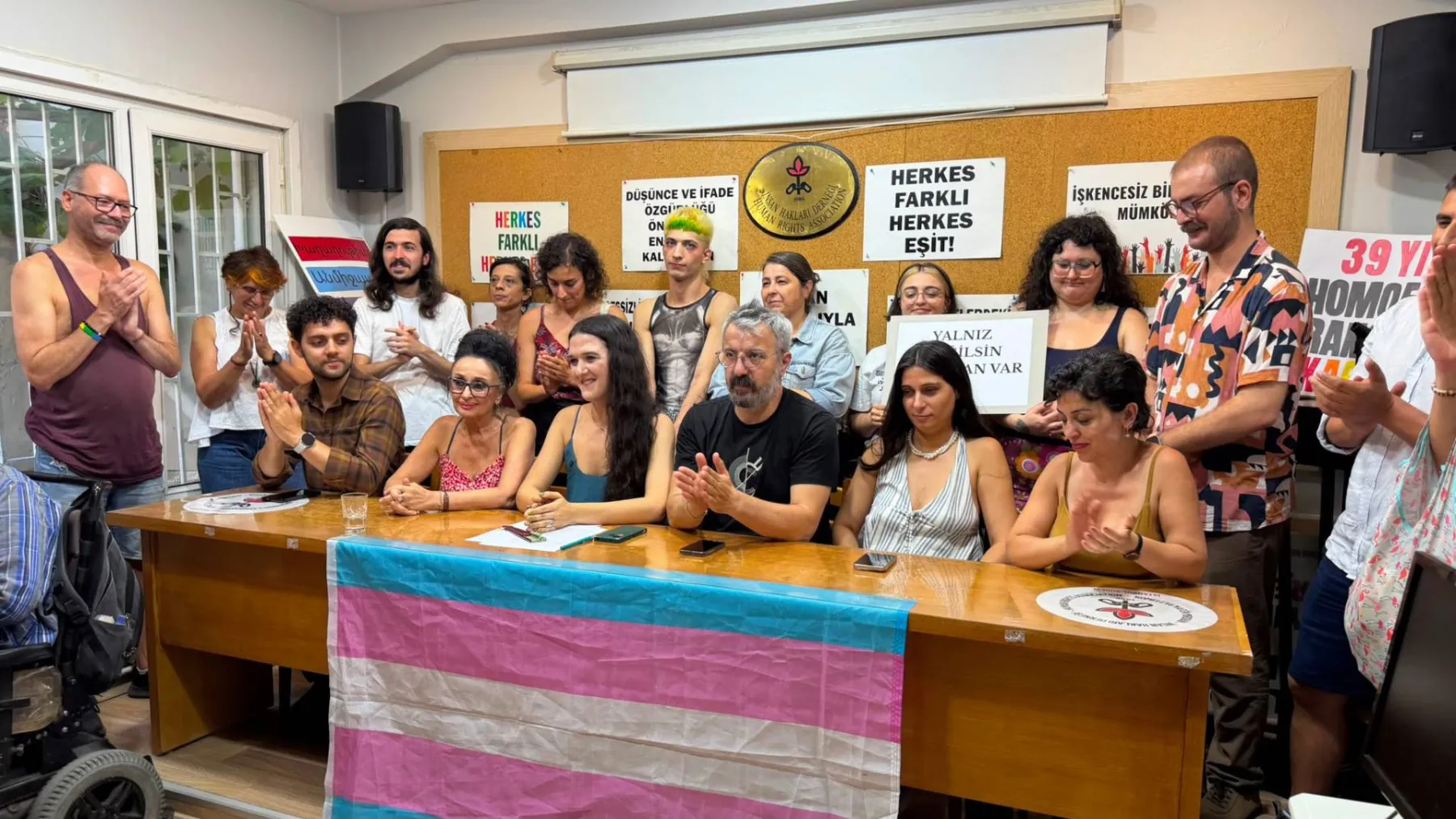 İşten çıkarılan trans kadın öğretmen Zoe için basın açıklaması düzenlendi: Meclis gündemine taşınan bu ayrımcı uygulamaya derhal son verilmeli!
