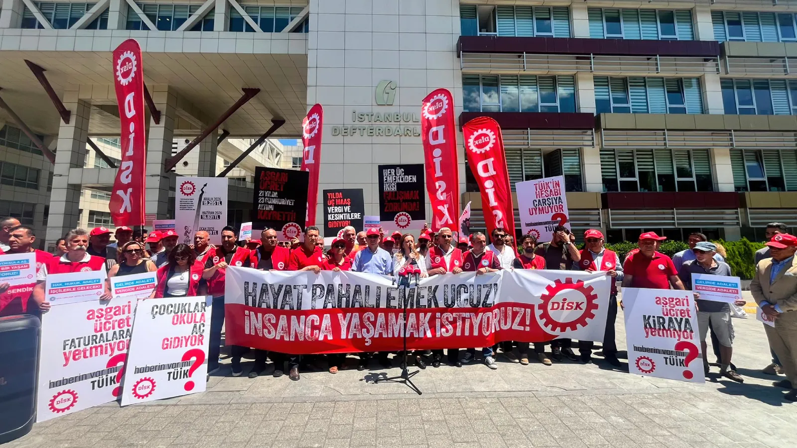 DİSK'ten vergi dairesi önünde eylem: Asgari ücretlinin beş bin lirası buharlaştı; gelirde, vergide, ülkede adalet istiyoruz!