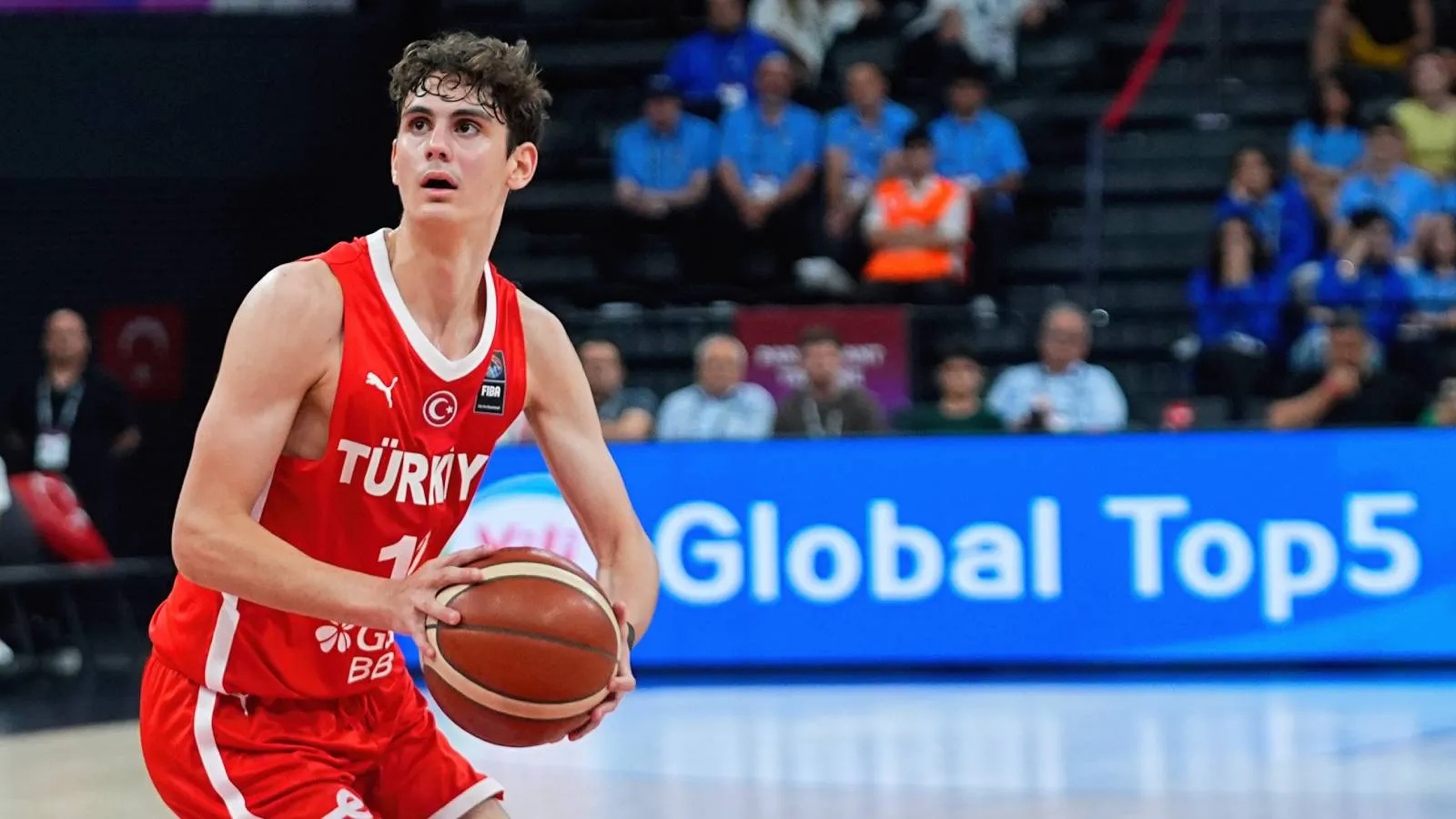 Milli basketbolcu Ömer Kutluay, aynı yaz iki turnuvada forma giyerek tarihe geçti