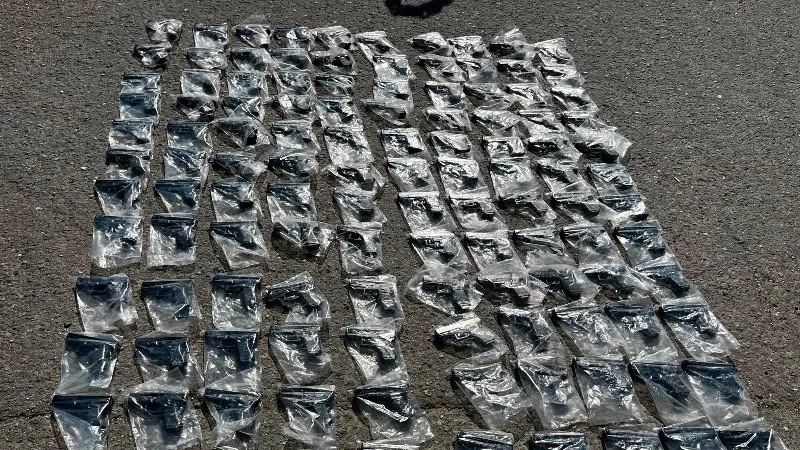 İstanbul'da yolcu otobüsünün yakıt deposuna gizlenmiş 120 ruhsatsız tabanca ele geçirildi; 4 tutuklama