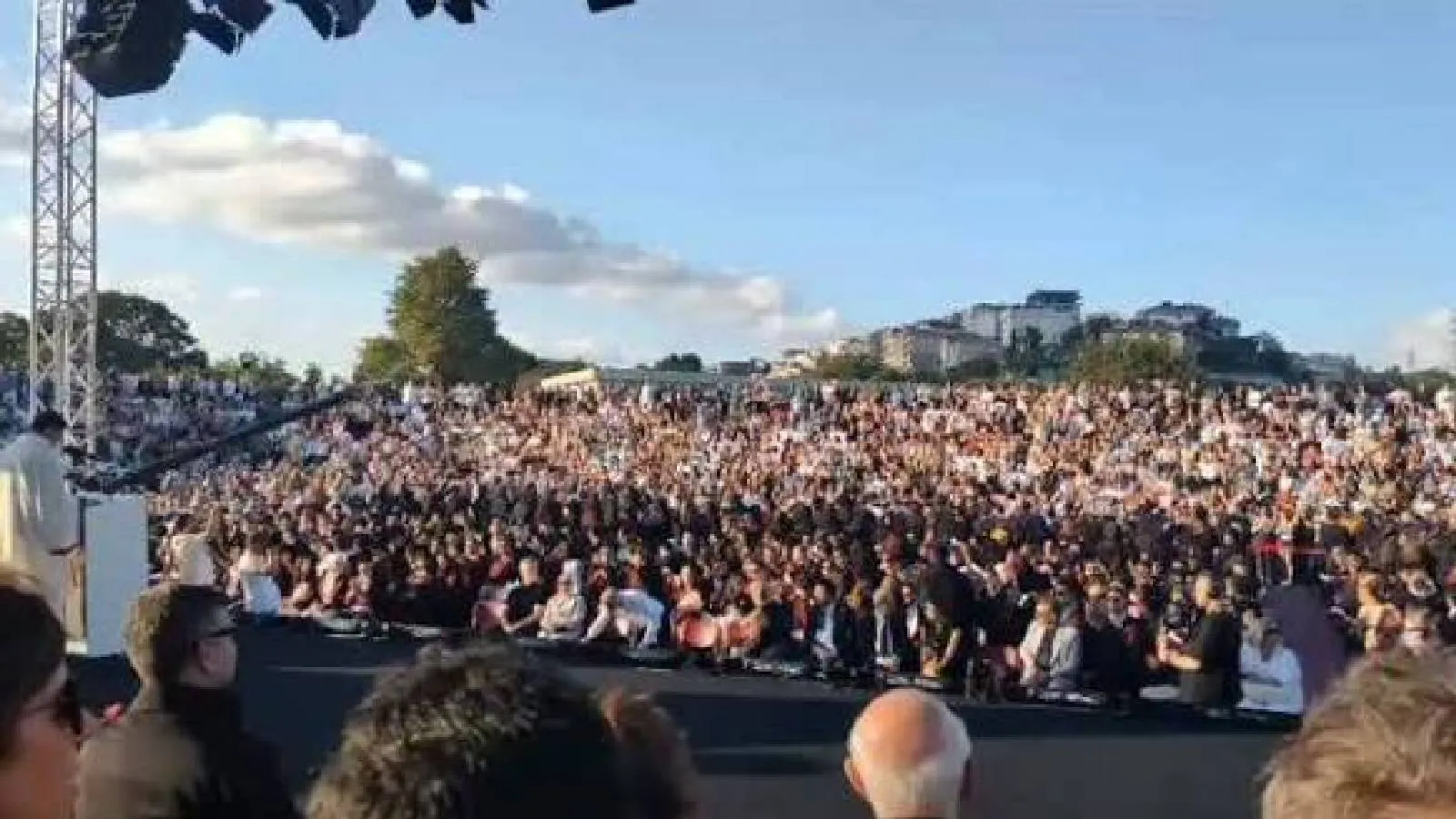Bilgi Üniversitesi mezuniyetinde protesto: Öğrencilerin sırtını dönüp ıslıkladığı rektör konuşmasını yarıda keserek sahneden indi