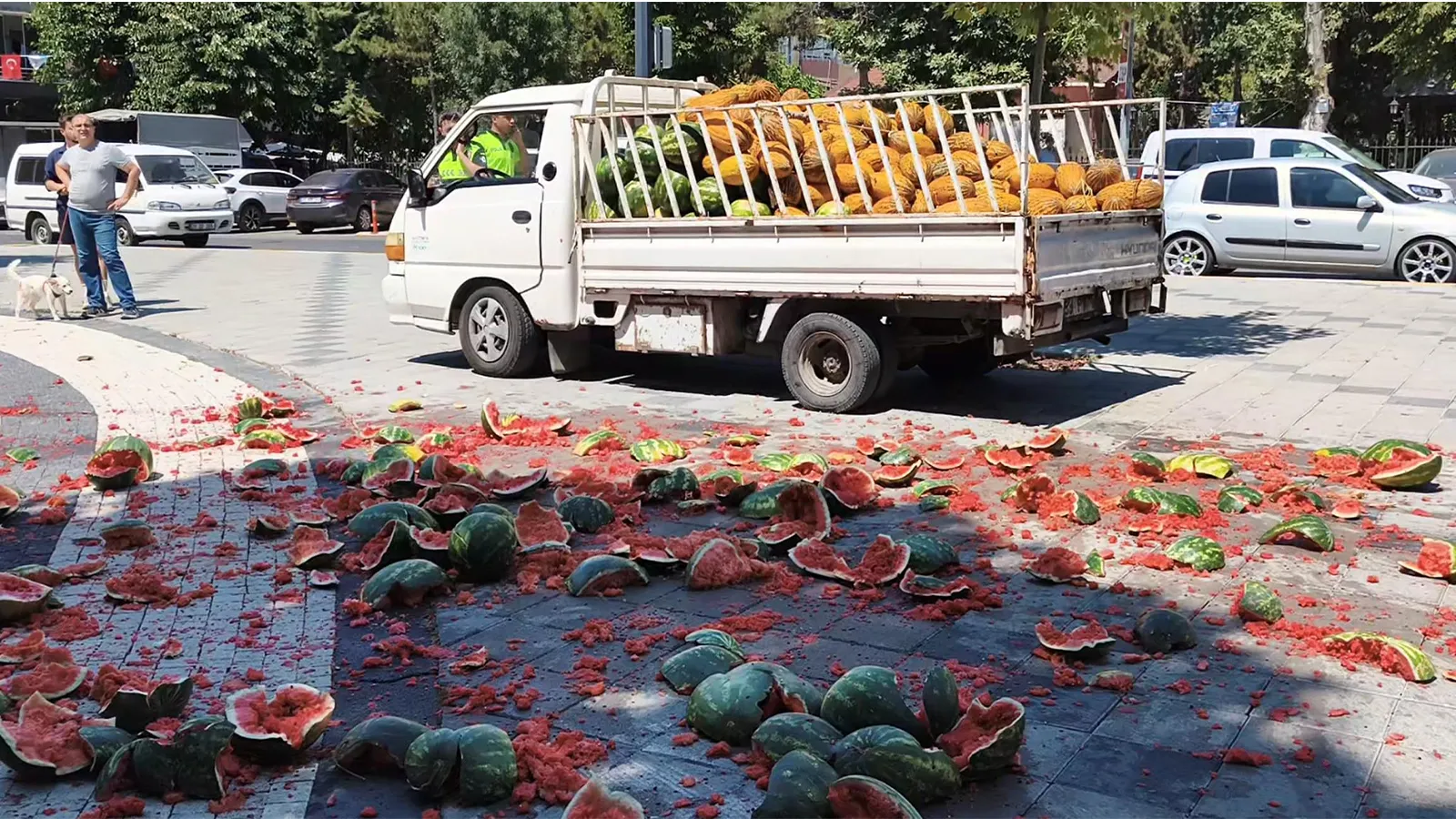 Satışına izin verilmediğini öne sürdüğü karpuzları belediye önünde parçaladı