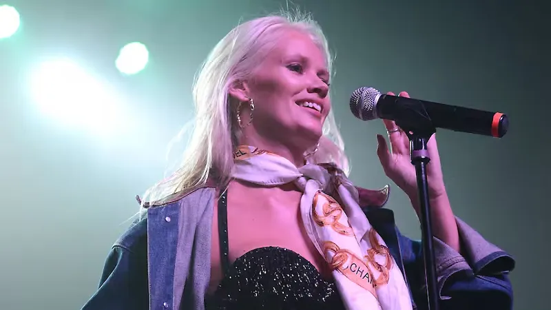 Şarkıcı Lauren Bennett hayatını kaybetti
