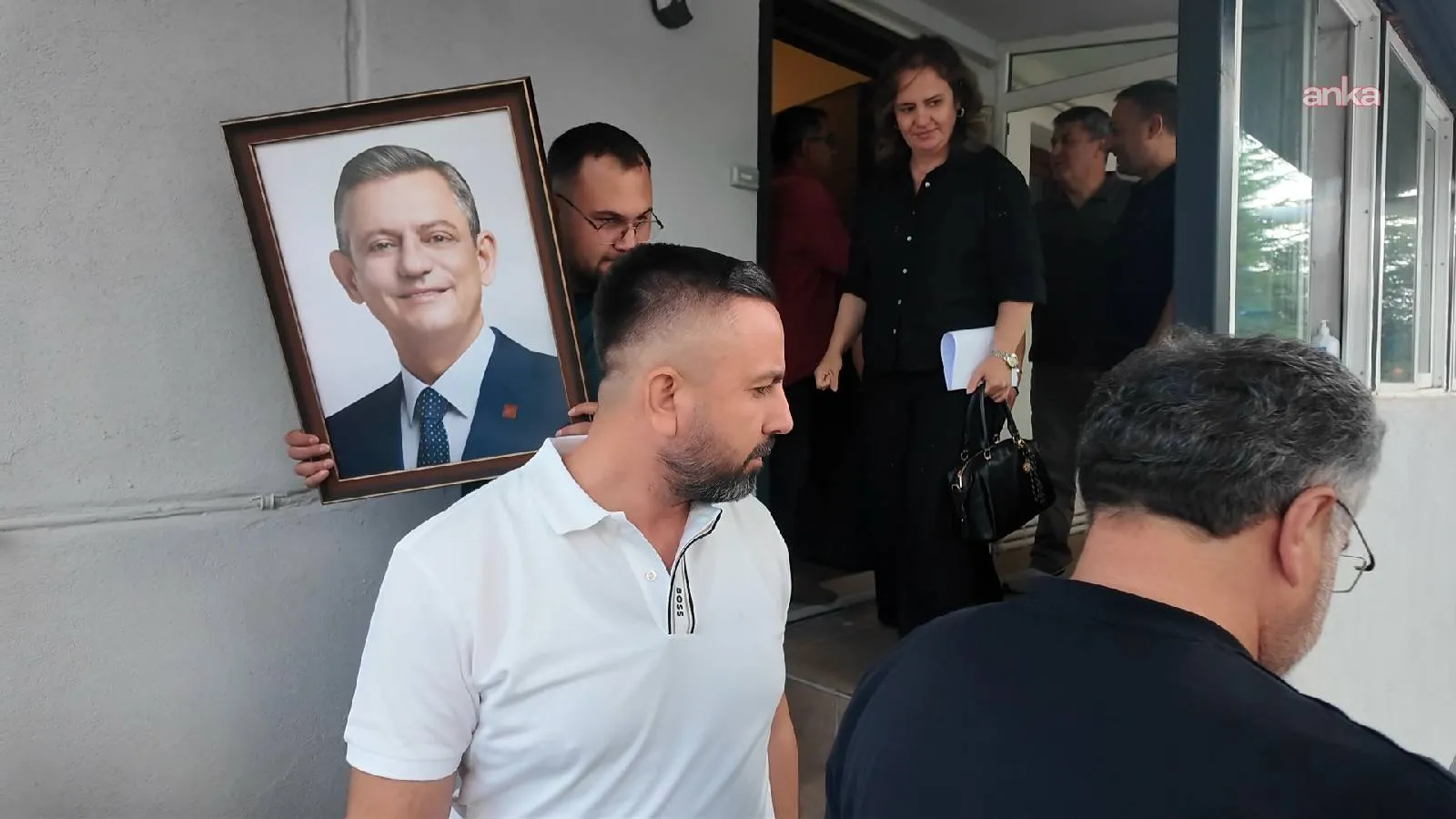CHP Isparta'da devir teslim: Özel’in fotoğrafıyla il binasından ayrılan eski başkandan toplu istifa çağrısı