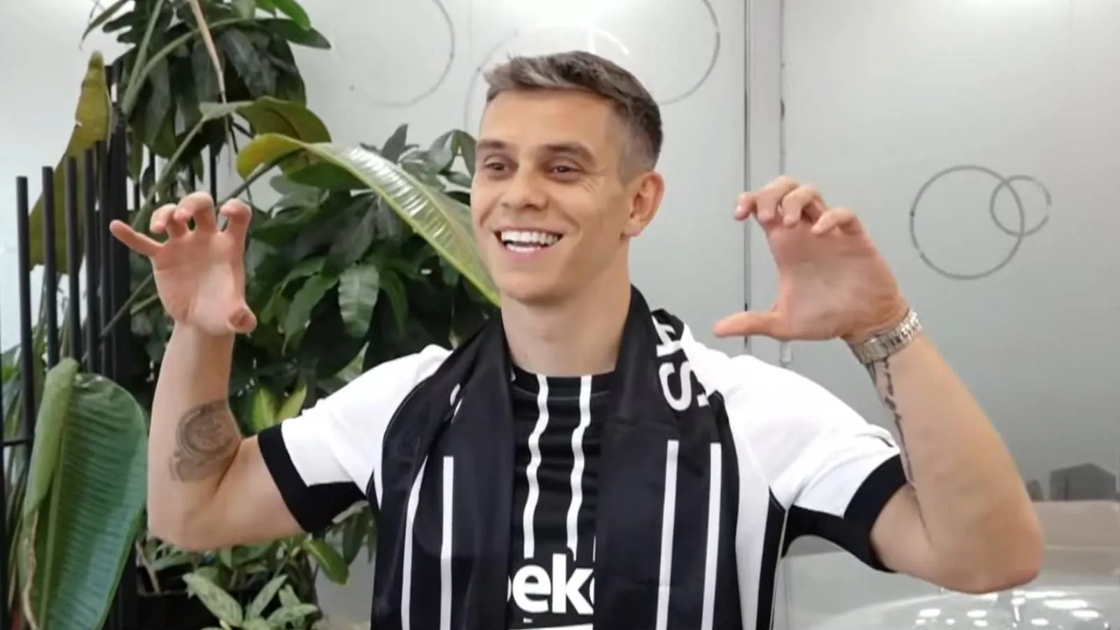Beşiktaş, yeni transferi Trossard'a kavuştu!