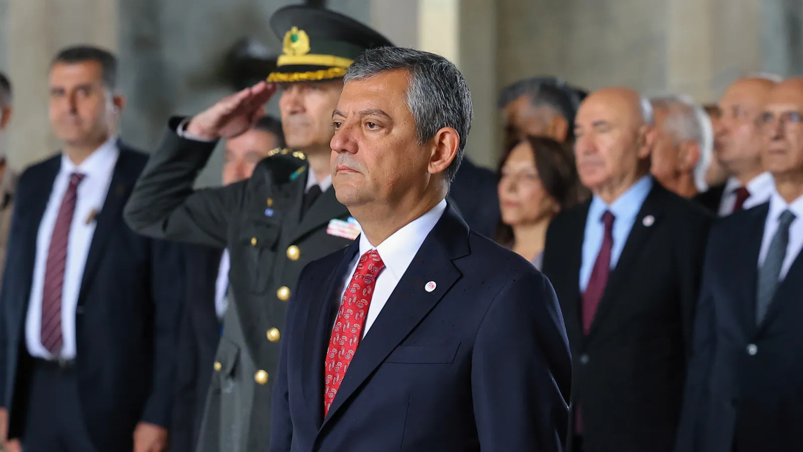 Özgür Özel'in Yeni Parti lideri olarak Anıtkabir'e ilk ziyareti: Kuşatılan mirasınızı koruma görevi partimiz kadrolarına emanettir; pusulamız ve tek güvencemiz milletimizdir