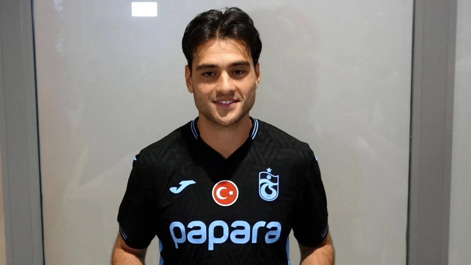 Trabzonspor'un prensipte anlaşmaya vardığı Aral Şimşir, Türkiye'de