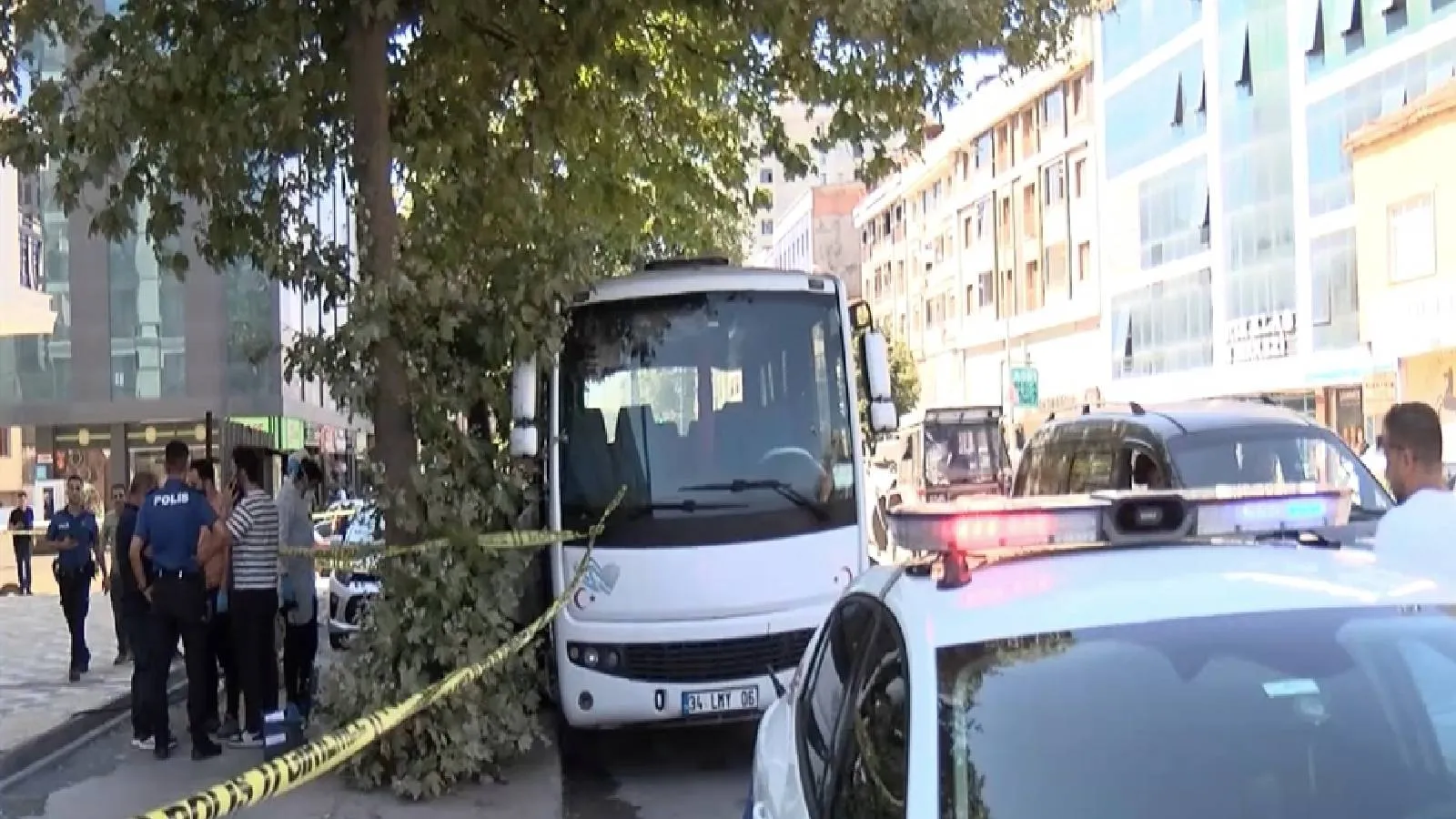 "Minibüsten kötü koku geliyor" ihbarı: İçinde ceset bulundu
