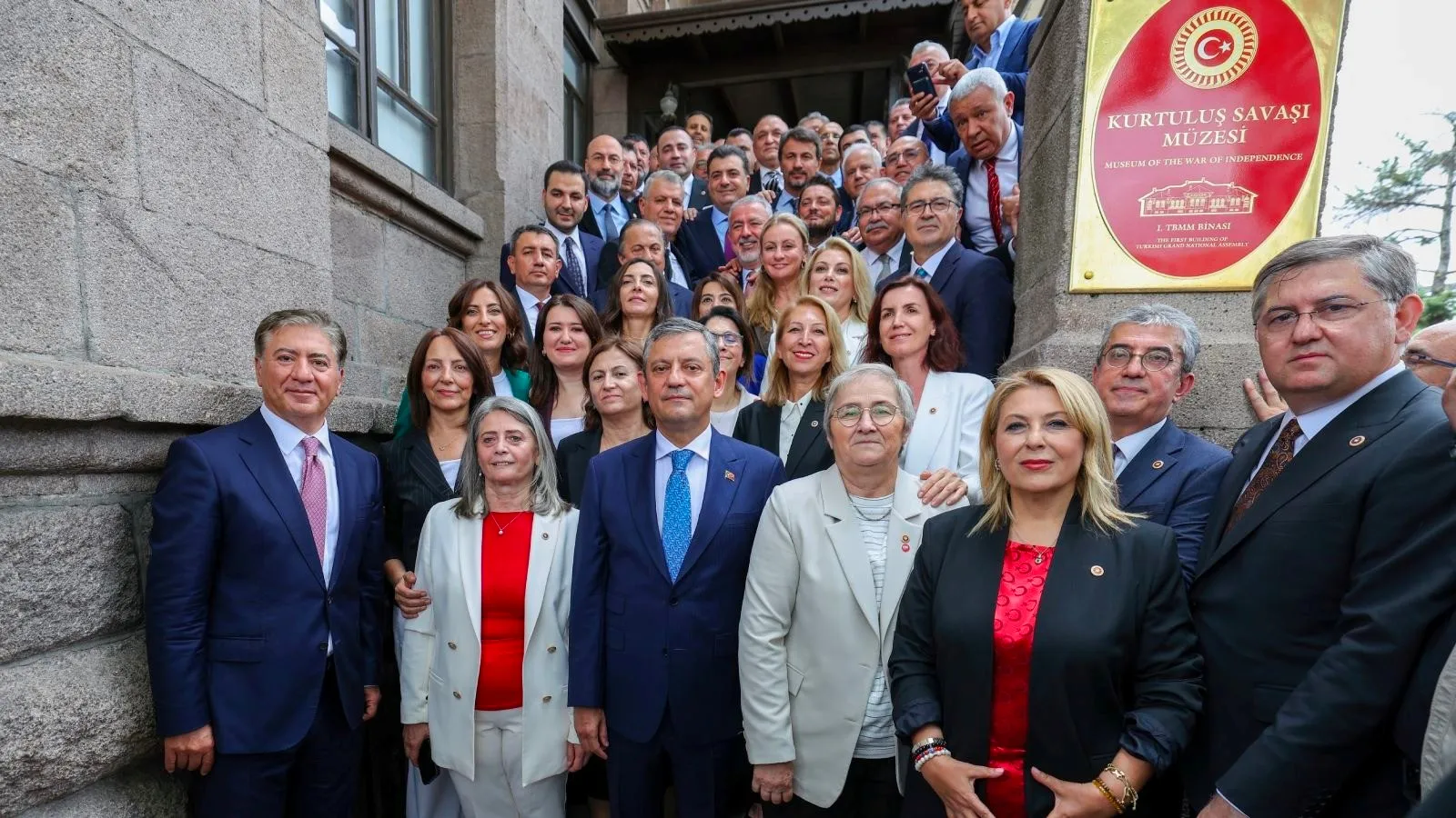 Özgür Özel Genel Başkan seçildi; Yeni Parti'nin grup başkanvekilleri, PM ve YDK üyeleri belli oldu