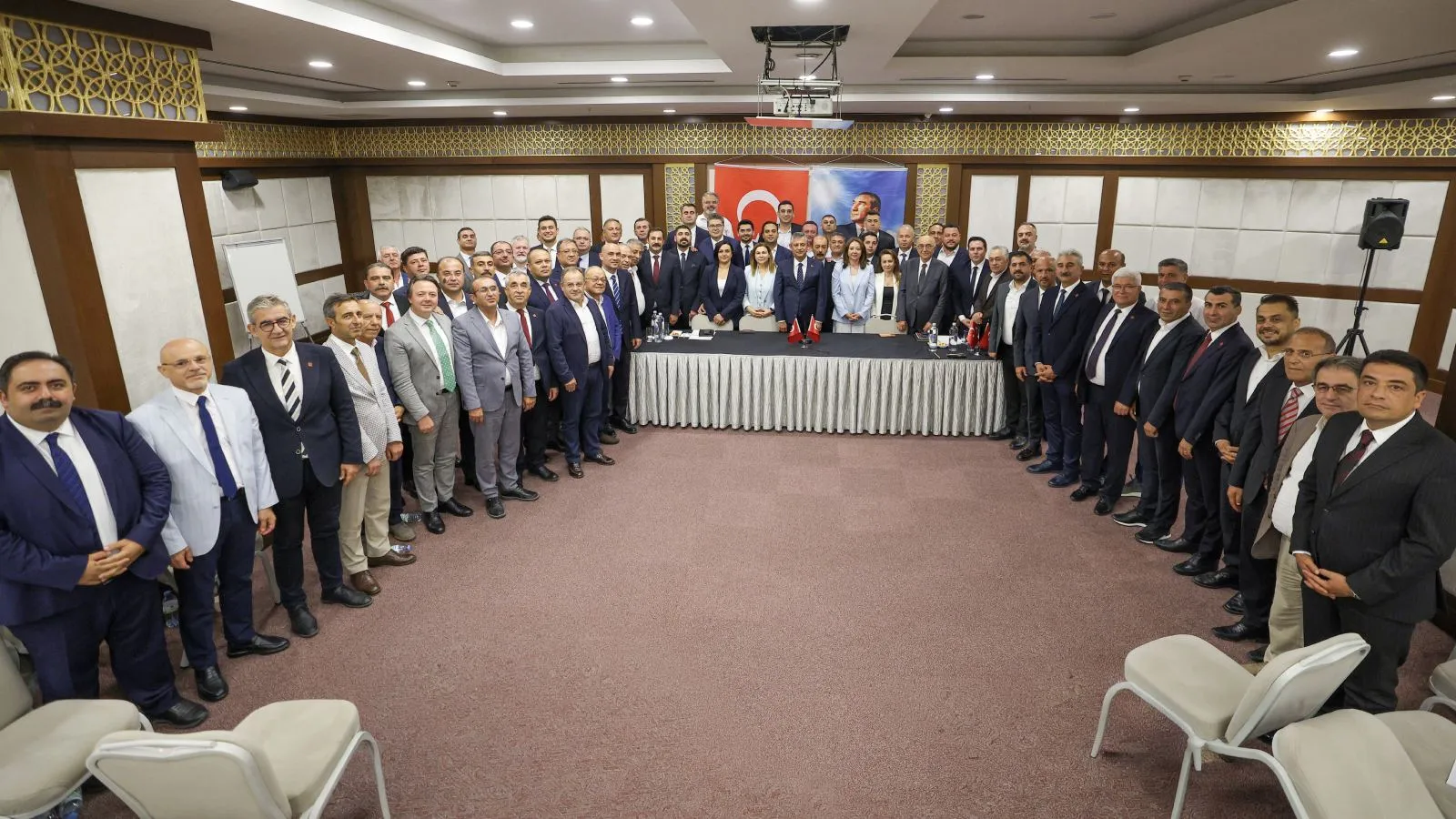 Özgür Özel'den 'Yeni Parti' öncesi 'seçilmiş' CHP il başkanlarıyla kritik toplantı: Çok yakında ana muhalefet olarak Meclis'teyiz!