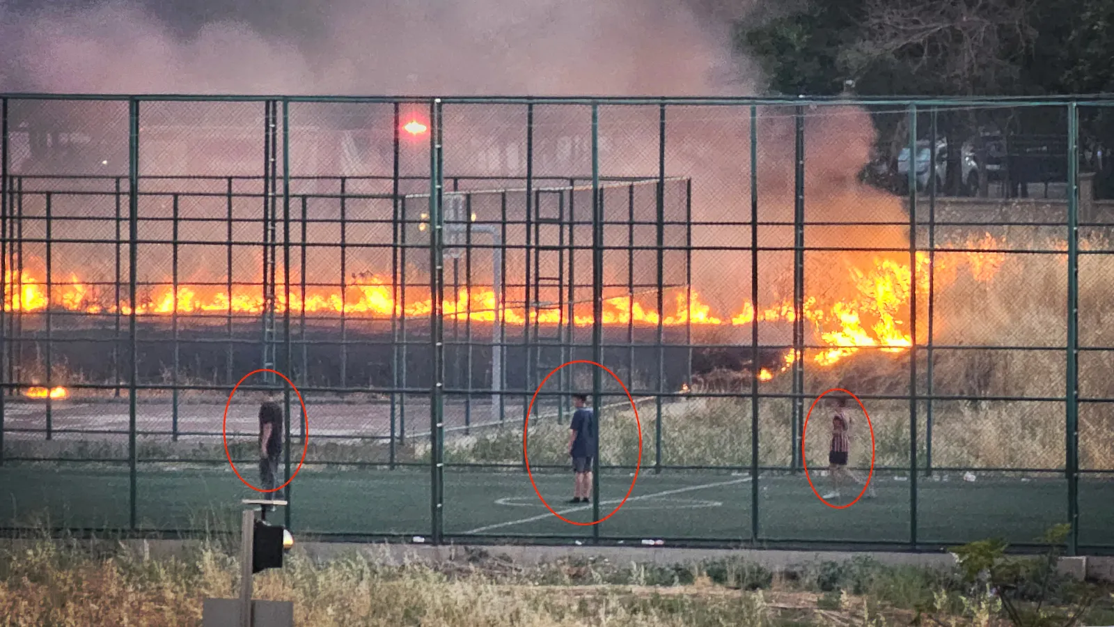 Diyarbakır'da ilginç manzara: Alevlere rağmen futbol keyfi kamerasında