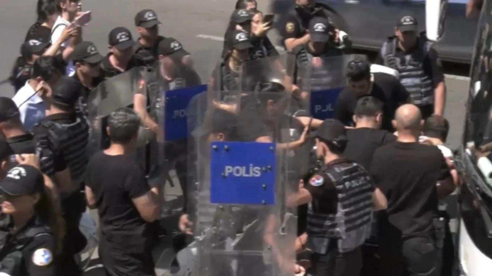 Ankara'da NATO karşıtı eyleme müdahale: 22 öğrenci, Halkevleri Genel Başkanı Sevinç Hocaoğulları ve avukatlar gözaltında