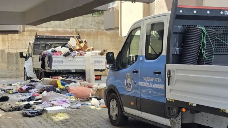 Yaşlı adam evinde mahsur kaldı; 15 kişilik ekip 7 ton çöp çıkardı