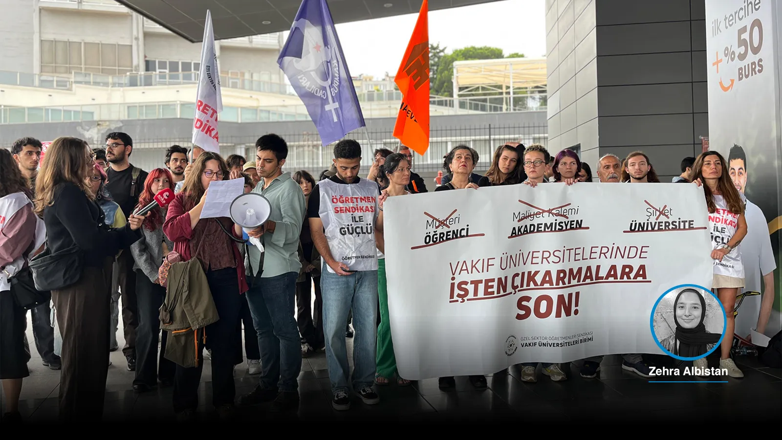 İşten çıkarılan vakıf üniversitesi akademisyenleri, tercih fuarından seslendi: 200'den fazla akademisyenin işine son verildi, bu renkli stantların arkasında bir gerçek var!