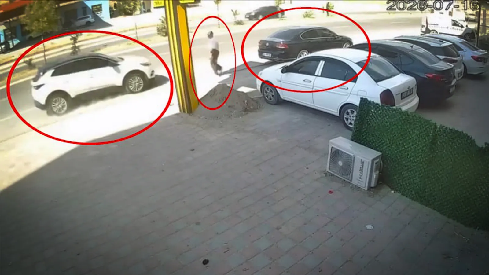 Cip, park halindeki otomobile çarptı, yaya son anda kurtuldu; kaza anı kamerada