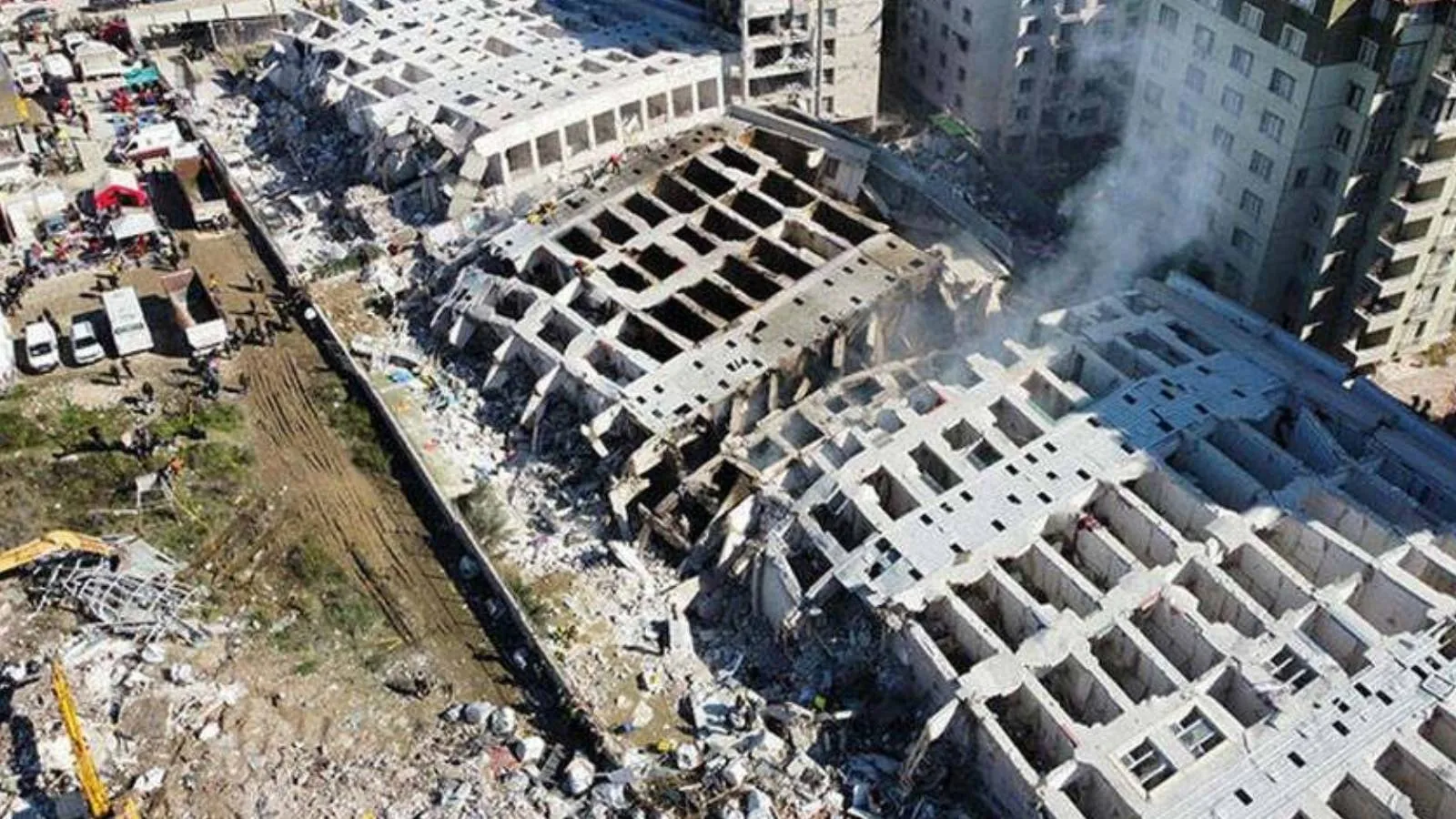 Cumhuriyet yazarı Terkoğlu: Depremde yıkılan Rönesans Rezidans'ın imza yetkilisi "evde sıkılıyorum diye kocam jest yaptı" dedi, yargılanmaktan kurtuldu!