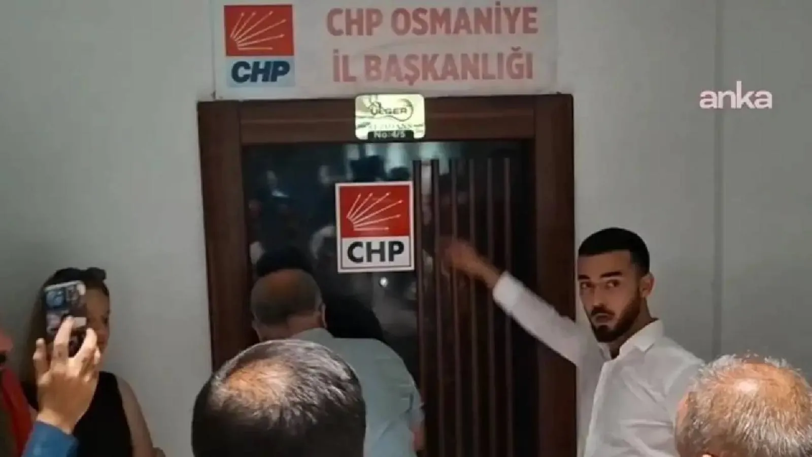 CHP Osmaniye'de kapı krizi: Yeni yönetim il binasına çilingirle girdi
