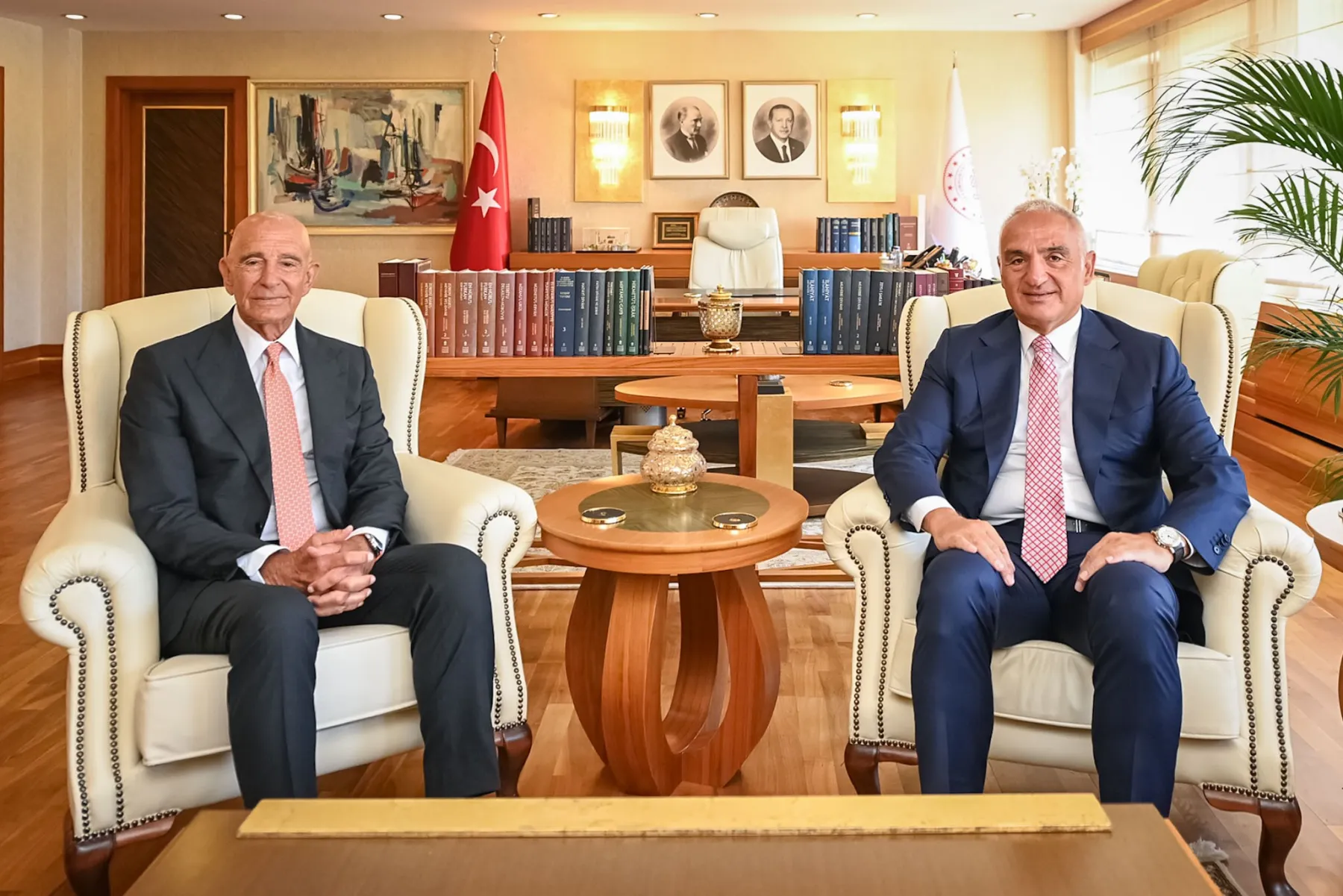 Bakan Ersoy, ABD Büyükelçisi Tom Barrack’ı ağırladı: Gündem turizm ilişkileri ve kültür varlığı kaçakçılığı