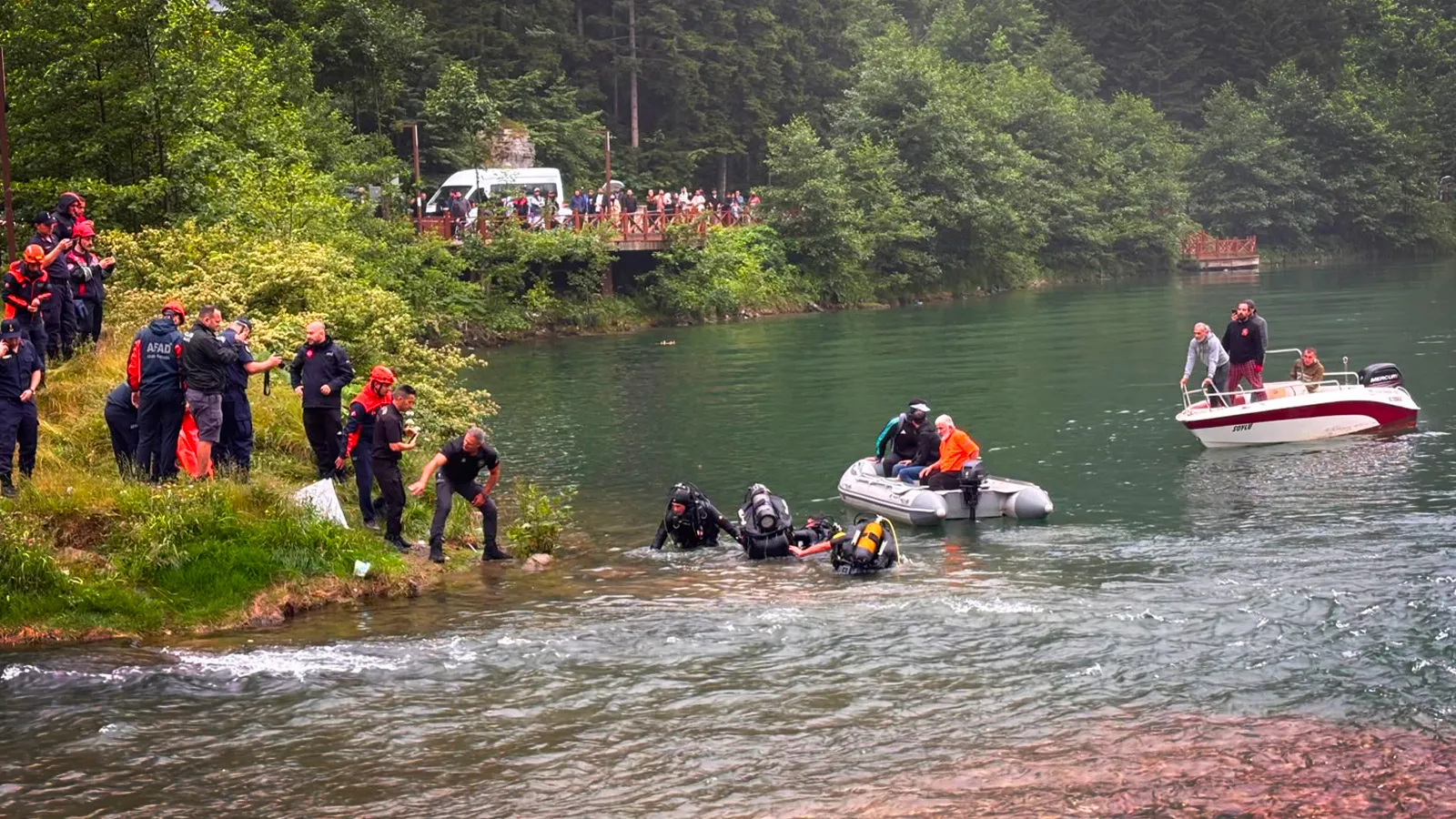 Uzungöl'de göle düşen turisti kurtarmak isteyen 2 kişi boğulma tehlikesi geçirdi; turistin cesedine ulaşıldı