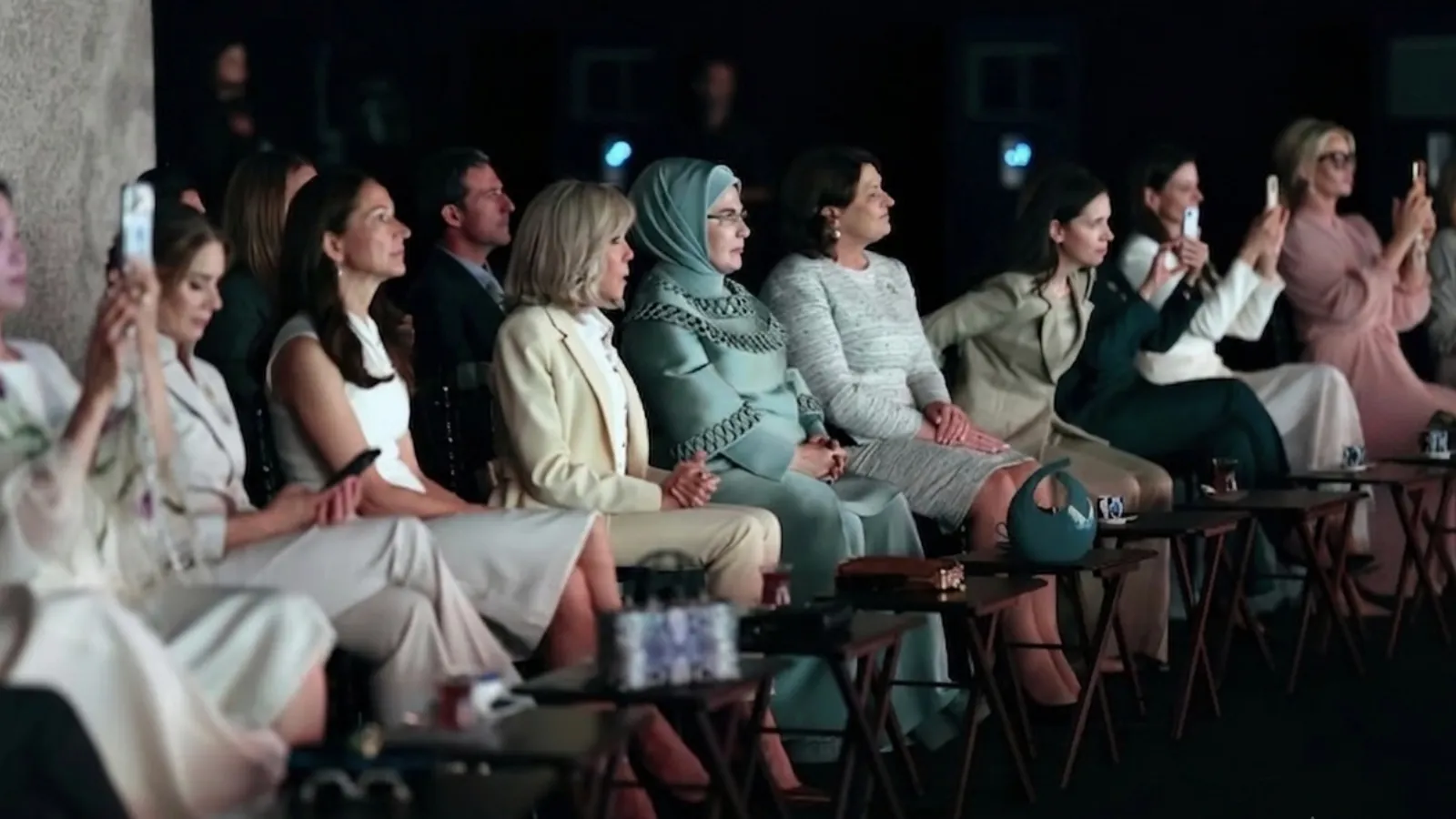 Sadece Ajda Pekkan dinletilmedi; NATO Zirvesi’nde first lady’lere Özgür Masur defilesi sürprizi