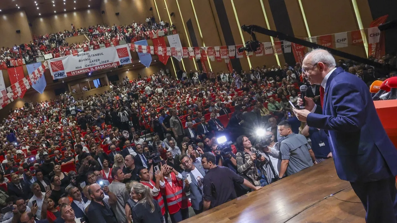 Kılıçdaroğlu’nun rozet törenine “cast ajansından figüran” iddiası: Timur Soykan tepki gösterdi, Gürsel Tekin kaynağı belirtilmeyen ödeme tablosuyla yanıt verdi