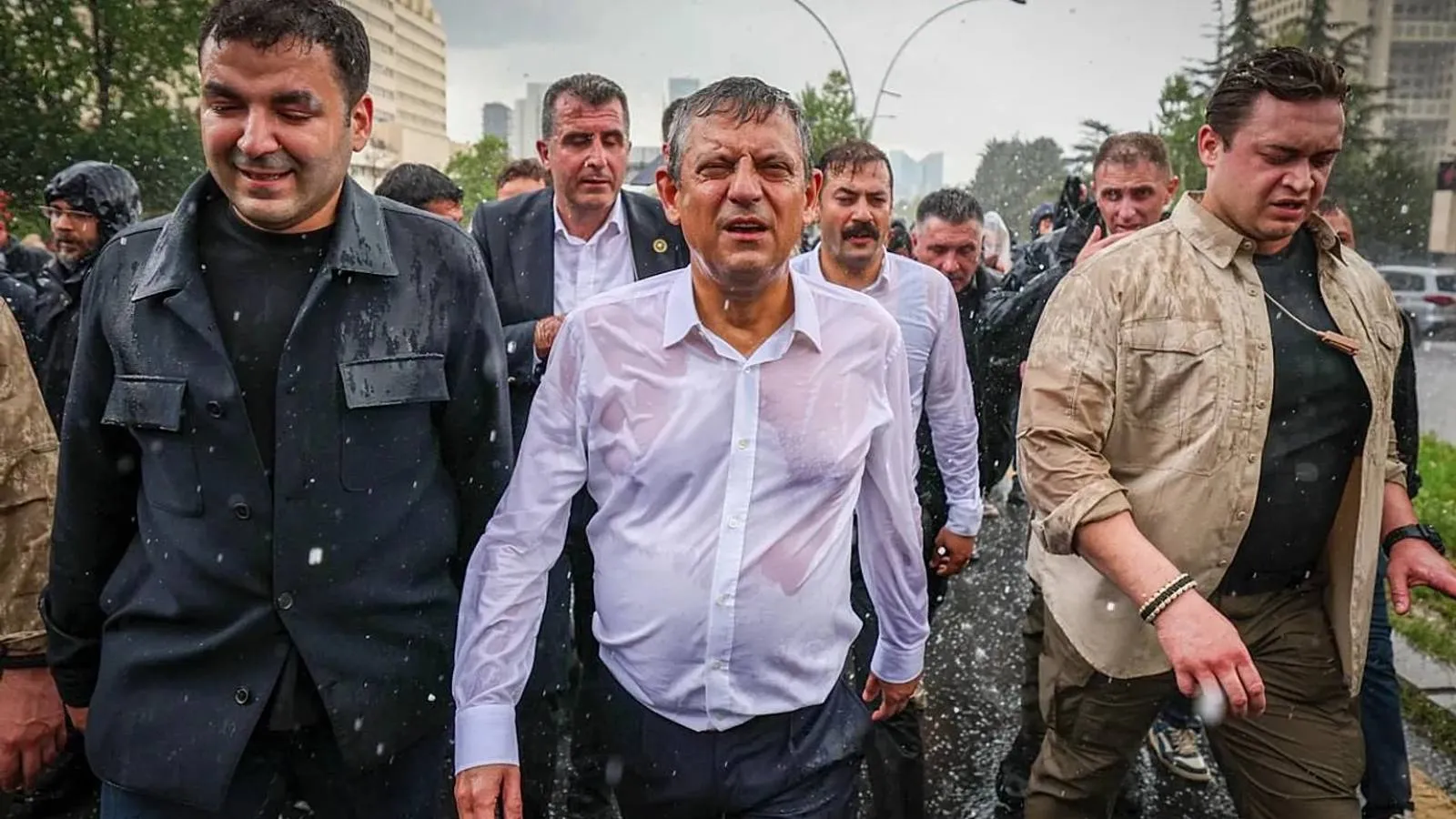 Özgür Özel, Ankara Zirvesi öncesi Financial Times'a yazdı: Erdoğan eskisi kadar popüler değil, kendisine sadık bir muhalefet istiyor; olası patlama NATO'yu da etkiler