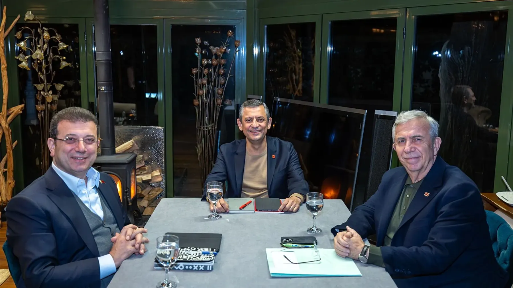 Özel'den "İmamoğlu'yla ayrılık" sorusuna yanıt: Ekrem İmamoğlu’nu bırakmam Mansur Yavaş olmadan da yol yürümem; bu üçlü Türkiye'nin kaderini değiştirecek