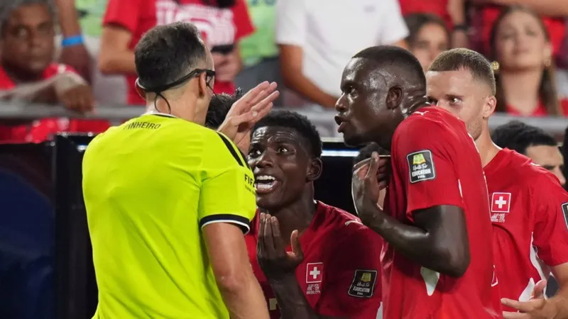 VAR devreye girdi; Breel Embolo, yeni kural nedeniyle kırmızı kart gördü