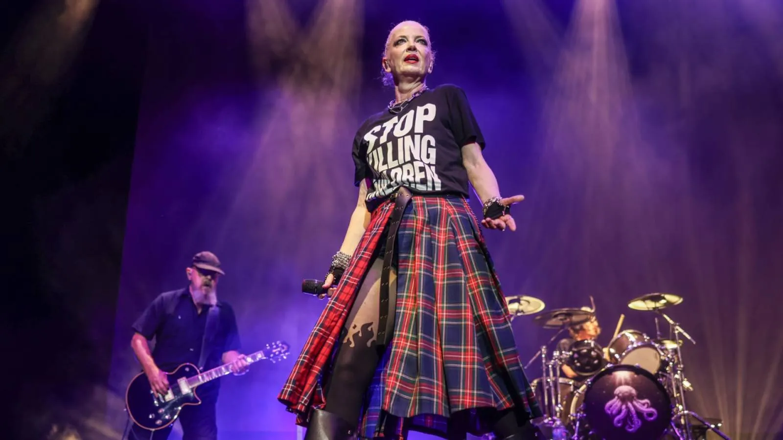 Garbage solisti Shirley Manson, öldüğünü bilmeden Müslüm Gürses’e seslendi: Eğer onu görürseniz kendisine söyleyin, bence benden çok daha iyi yorumlamış