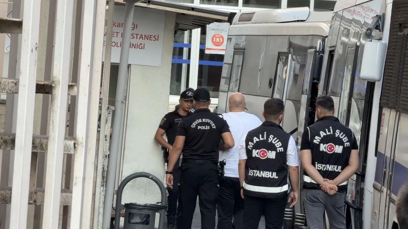İzmit Belediyesi operasyonu: Gözaltındaki Başkan Fatma Kaplan Hürriyet ve eşi Murat Hürriyet dahil 31 kişi sağlık kontrolünden geçirildi