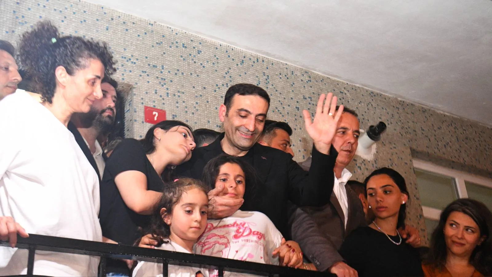 11 ay sonra tahliye edilen Beyoğlu Belediye Başkanı İnan Güney'i Beyoğlulular böyle karşıladı