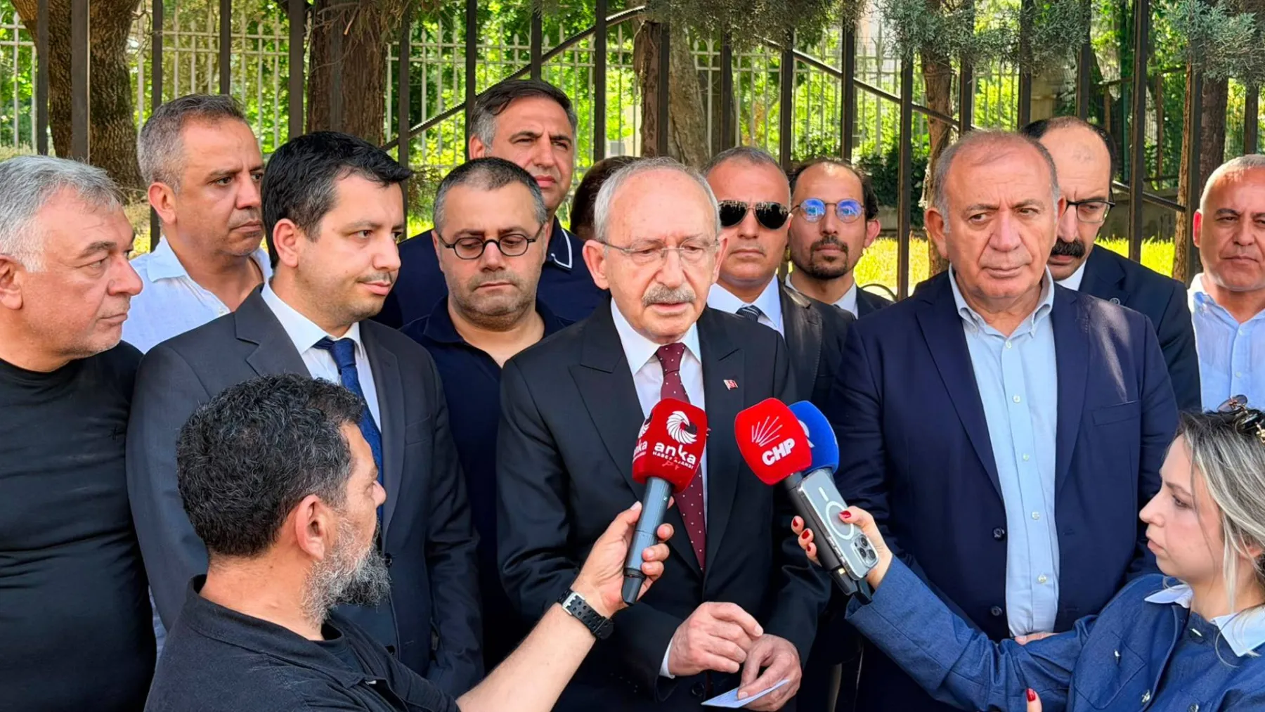 Kılıçdaroğlu, Deniz Göktaş'a destek için adliyede: Deniz Bey'le görüştüm, morali yerinde; sanatçıyı eleştirebilirsiniz ama hapse atamazsınız!