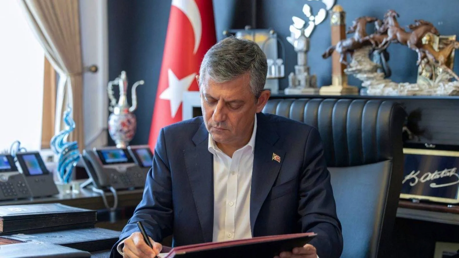 Avrupa Sosyalistler Partisi'nden Özel'e 'YENİ Parti' tebriği: Yeni bir sayfanın başlangıcı, ortak mücadelemizi sürdürmek için sabırsızlanıyoruz