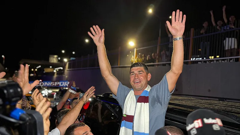 Malinovskyi ve Saviolo imza için Trabzon'a geldi