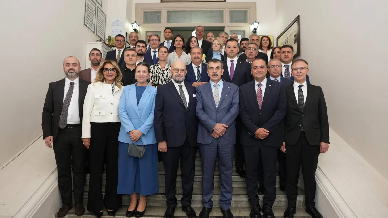Bakan Tekin'den Özel Bezciyan Ermeni Okulu'na ziyaret: Süryani ve Ermeni vatandaşlarımız 'Allah Erdoğan'dan razı olsun' diyor