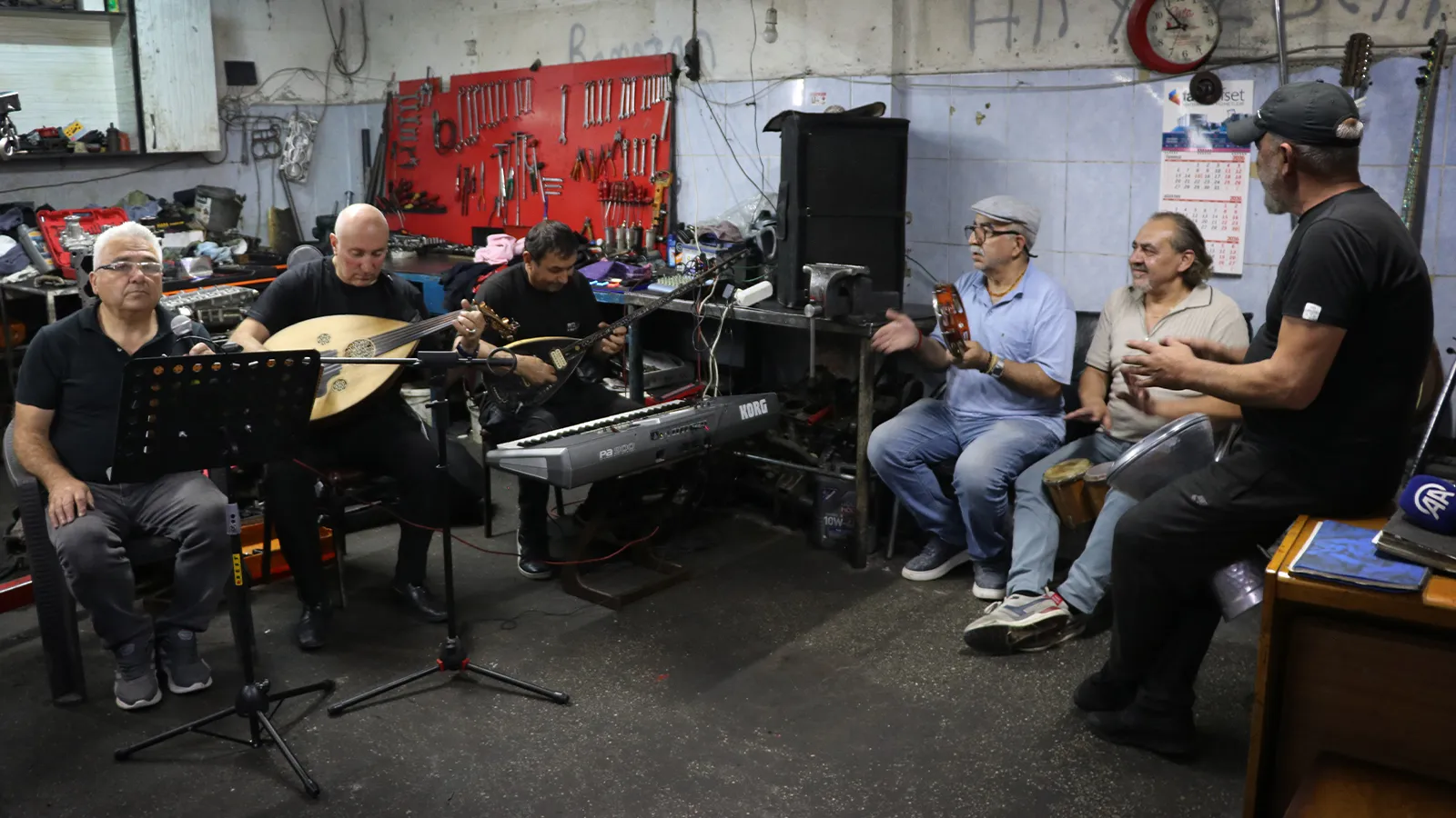 Motor ustalarının kurduğu "Grup Sanayi" tamirhaneyi konser salonuna dönüştürüyor