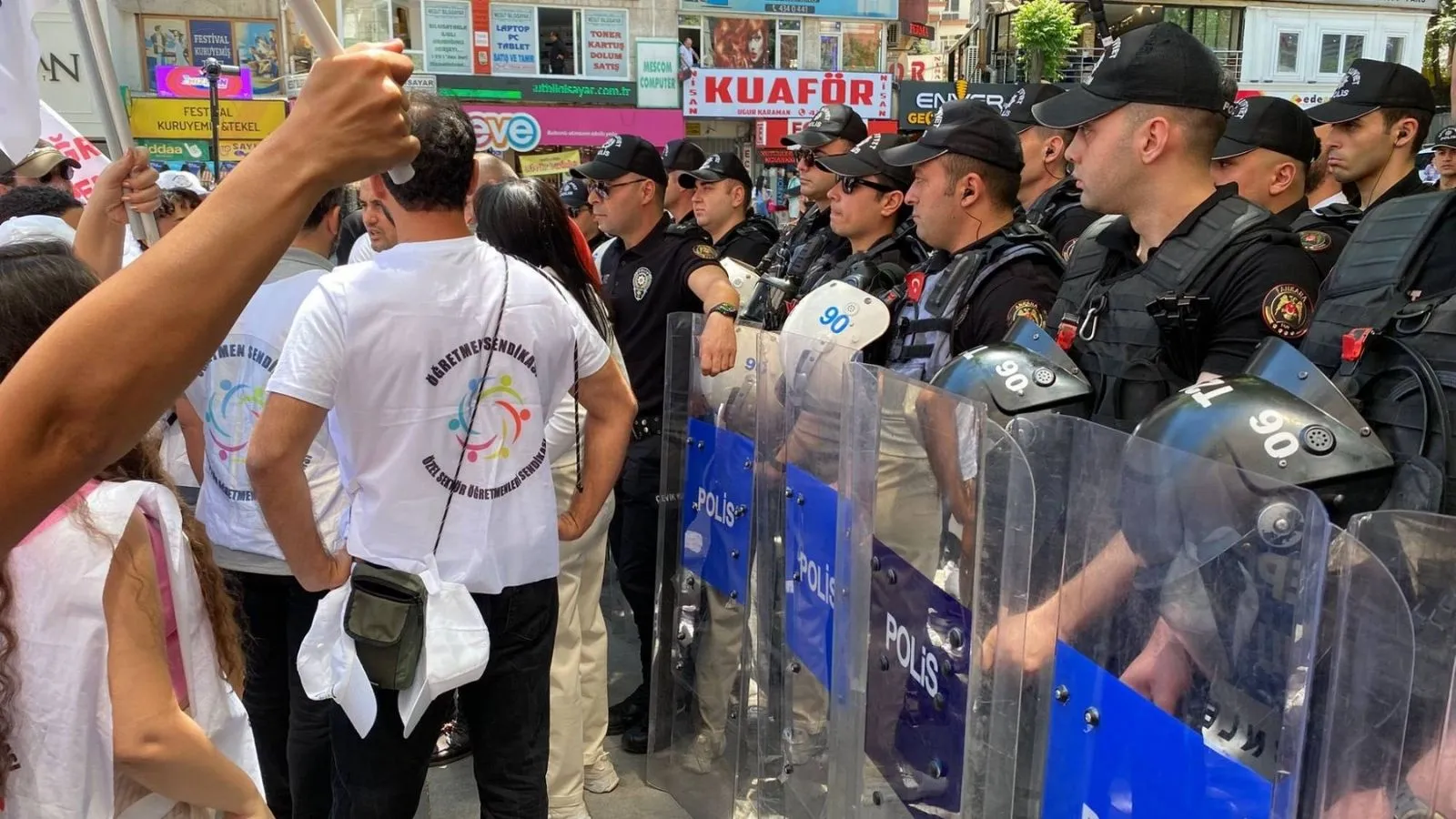 Özel Sektör Öğretmenleri Sendikası'ndan gözaltılara tepki: Haklarımızı kazanana kadar meydanları da Ankara'yı da terk etmiyoruz!
