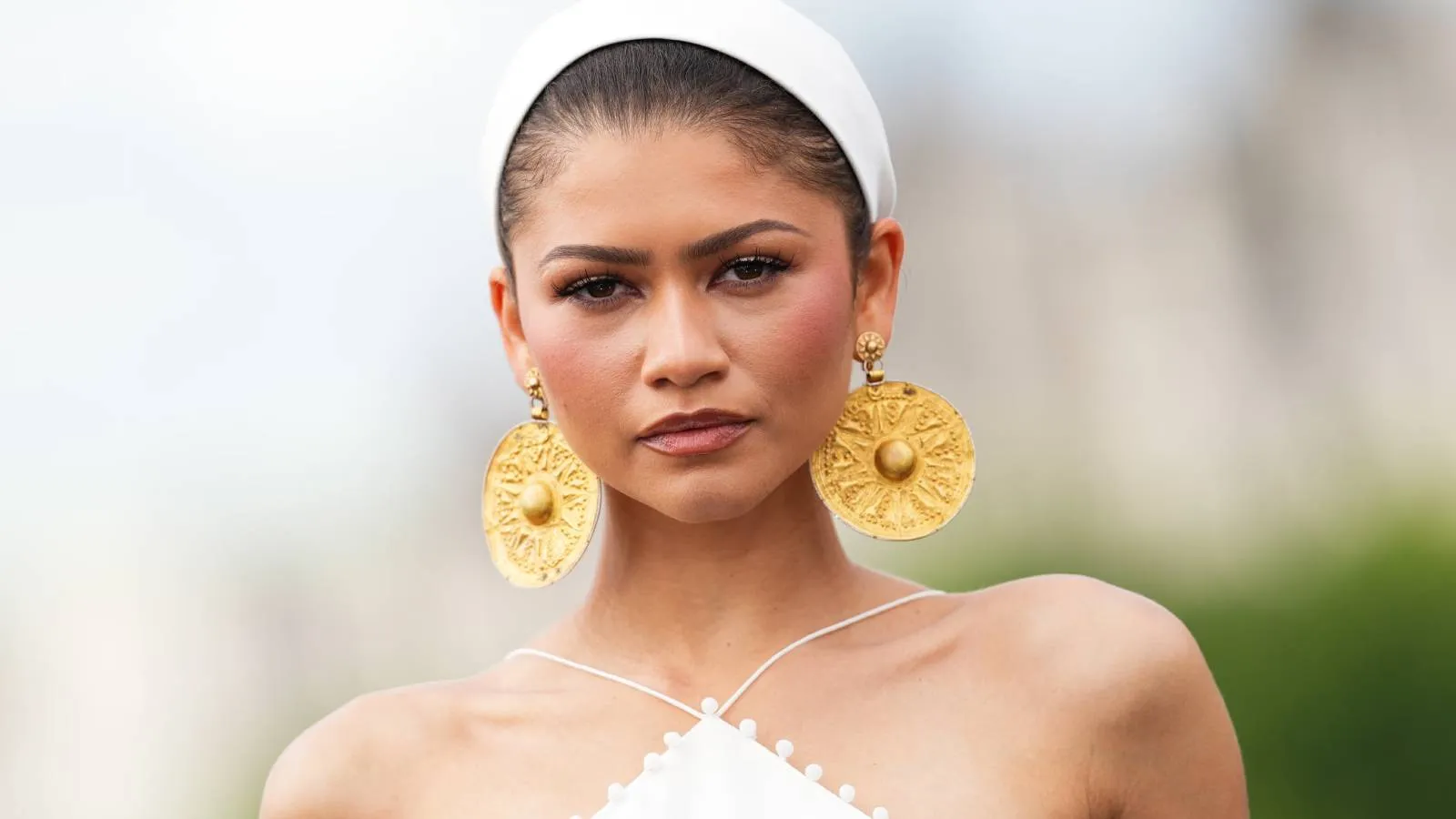 Odyssey'in fotoğraf çekiminde 3 bin yıllık İran küpeleri takan Zendaya eleştirilerle karşı karşıya: İyi bir fikir olmadığını kimse düşünmedi mi?