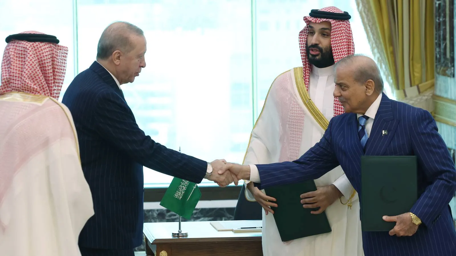 Akdeniz'de İsrail kalkanı, Mekke’de üçlü pakt
