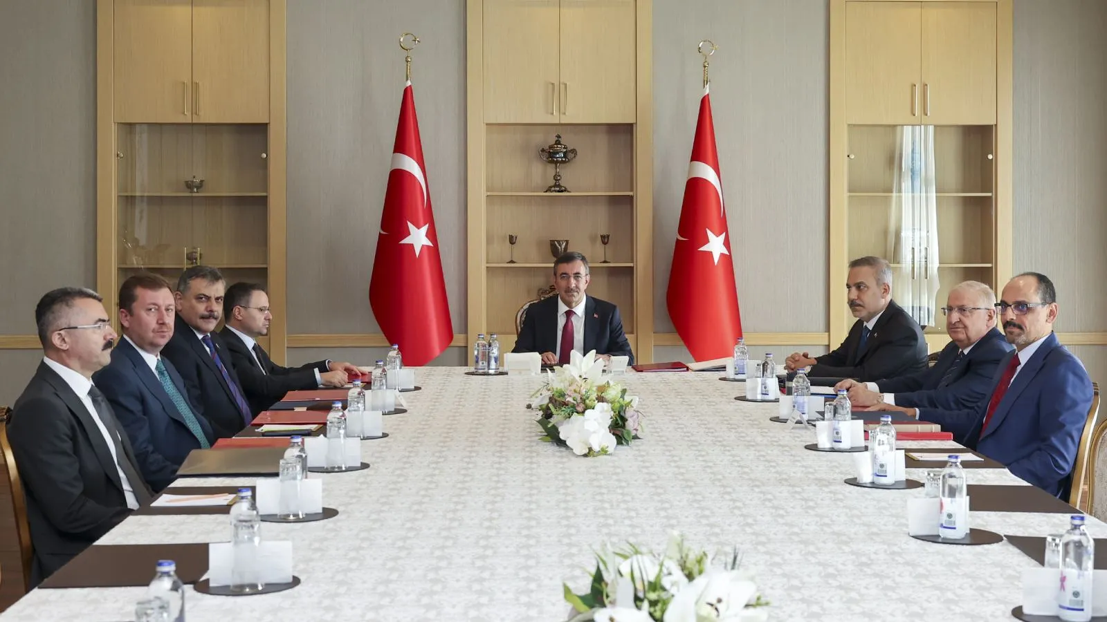 Takip ve Değerlendirme Kurulu'nun Cumhurbaşkanı Yardımcısı Cevdet Yılmaz (ortada) başkanlığında düzenlenen ilk toplantısına Adalet Bakanı Akın Gürlek (sol 4), Dışişleri Bakanı Hakan Fidan (sağ 3), İçişleri Bakanı Mustafa Çiftçi (sol 3), Milli Savunma Bakanı Yaşar Güler (sağ 2), MİT Başkanı İbrahim K