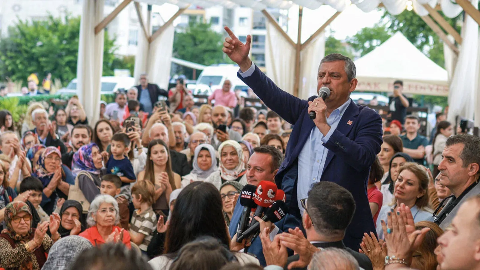 Yeni Parti mitinglerinde şarkılar, minörden majöre çevrilmeli...