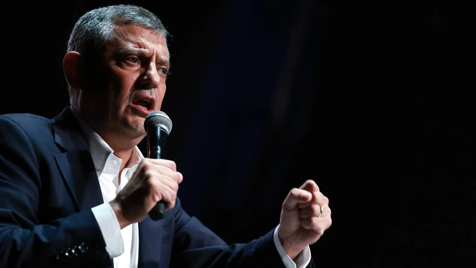 Özgür Özel: Halk TV’ye, T24’e, TELE1’e, engellenen tüm mecralara sahip çıkıyoruz!