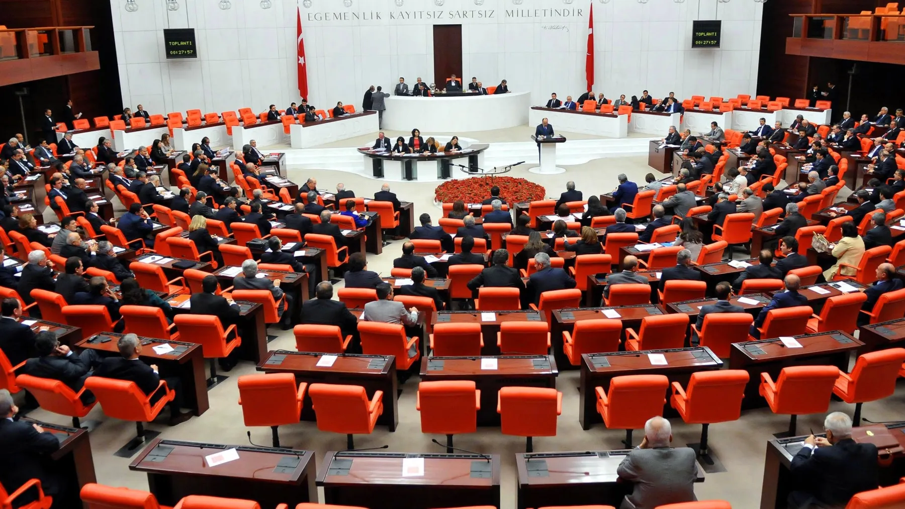 AKP’nin gece yarısı fon önergesine muhalefet tepkisi: Yüz binlerce mağdura ‘bir bardak soğuk su iç’ diyorlar