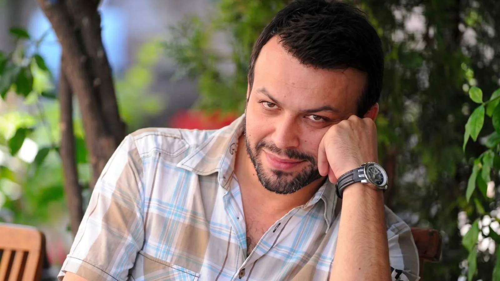 <p>Oyuncu Serhat Mustafa Kılıç, İstanbul Kağıthane’ye bağlı Nurtepe Mahallesi’ndeki evinde 51 yaşında ölü bulundu. İki gündür kendisinden haber alamayan kız arkadaşı Özlem E.’nin eve girmesiyle Kılıç’ın salondaki koltukta hareketsiz yattığı tespit edildi.</p>