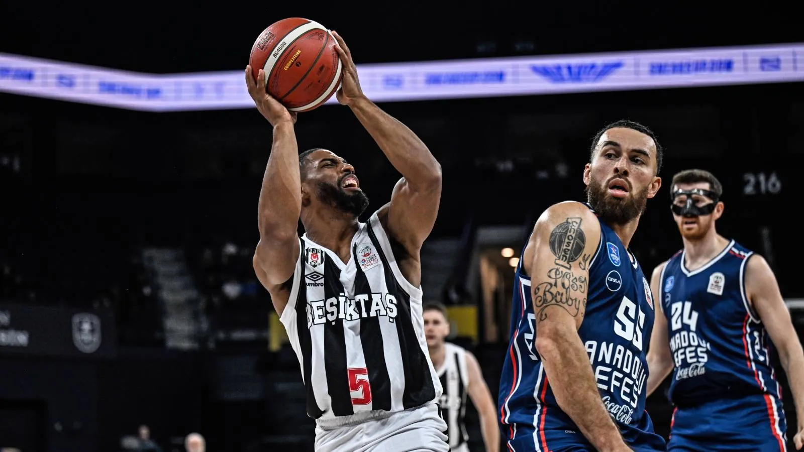 Kartal'da gidişat kötü: Anadolu Efes, lige Beşiktaş'ı yenerek başladı